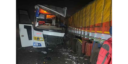 पुणे : बस और ट्रक के बीच टक्कर, 4 की मौत, 20 घायल